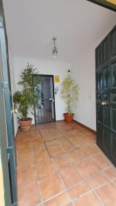 una stanza con due piante in vaso e una porta di Apartamentos TrianaSol a Siviglia