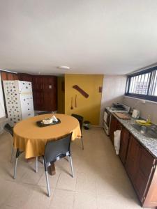 uma cozinha com uma mesa com uma toalha de mesa amarela em Casa Pampa em Alta Gracia