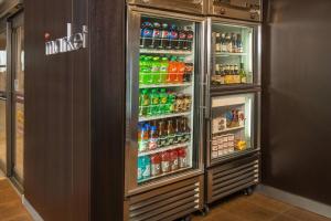 einen Kühlschrank mit vielen Getränken in der Unterkunft Courtyard by Marriott Hagerstown in Hagerstown