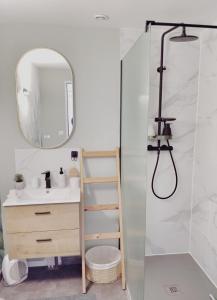 Koupelna v ubytování ROOMS HOME CSM Suite privée avec terrasse et Suite privée 2 chambres jusqu'à 3 chambres et 1 à 8 personnes