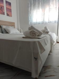 Postel nebo postele na pokoji v ubytování Ιόλη