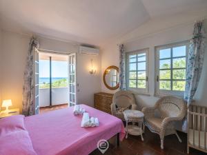 - une chambre avec un lit, une table et des chaises dans l'établissement Beachside Casa Lucia, à SantʼAndrea