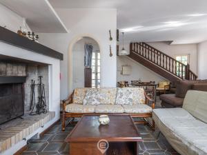- un salon avec un canapé et une cheminée dans l'établissement Beachside Casa Lucia, à SantʼAndrea