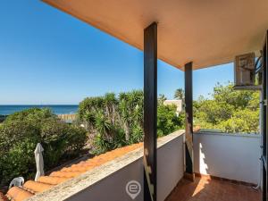 - une vue sur l'océan depuis le balcon d'une maison dans l'établissement Beachside Casa Lucia, à SantʼAndrea