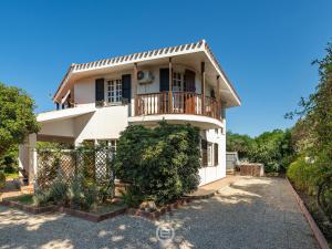 una imagen de una casa con balcón en Beachside Casa Lucia, en SantʼAndrea