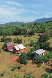 une vue aérienne sur une maison dans un champ dans l'établissement Năm mùa Bungalows, à Hương Hóa