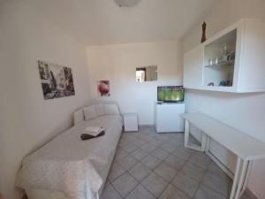 uma sala de estar com um sofá e uma mesa em CASA SIBILLA bi-locale con terrazza a 60 metri dal mare em Marinella