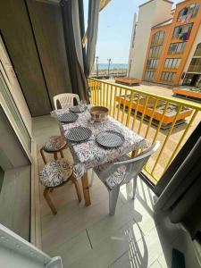d'un balcon avec une table et deux chaises. dans l'établissement T2 front de mer secteur Lydia- Clim, au Barcarès