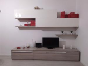 sala de estar con TV en un armario de madera en Modern Central Apartment en Grottammare
