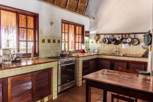 cocina con fogones y mesa. en Bed & Breakfast Casaejido en Playa del Carmen