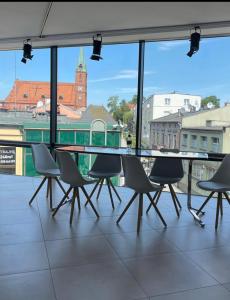 een tafel en stoelen op het dak van een gebouw bij Apartament III w Centrum - Winda - 50 metrów od Starego Rynku in Kościerzyna