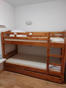 Двох'ярусне ліжко або двоярусні ліжка в номері Studio 4 personnes au pied des pistes