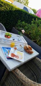 una mesa de picnic con una bandeja de comida. en Belrom Hotel, en Sint-Truiden