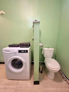 La salle de bains est pourvue d'un lave-linge et de toilettes. dans l'établissement Le Terrazzo, à Liévin