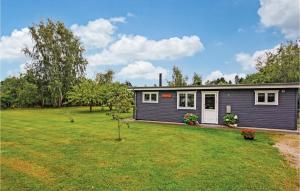 ein kleines Haus auf einem Feld mit Hof in der Unterkunft Beautiful Home In Grevinge With Wifi in Grevinge