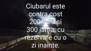 un signo que dice guadalajara Estate conica cost yaza en Cabana La Bica, en Măgureni