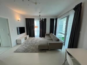 Μια τηλεόραση ή/και κέντρο ψυχαγωγίας στο Dubai Marina larivera