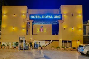 um hotel com uma placa que lê o hotel real em HOTEL ROYAL ONE em Multan