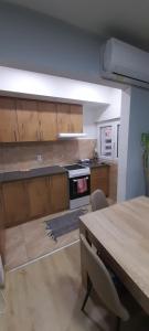 uma cozinha com armários de madeira e uma mesa de madeira em Apartman Vanja em Paraćin