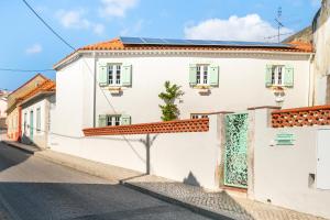 una casa bianca con finestre e una strada di Wonderland Leiria a Leiria