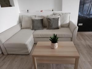 a white couch in a living room with a coffee table at La Lunita in Valverde
