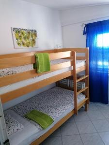 sypialnia z 2 łóżkami piętrowymi w pokoju w obiekcie Apartmani Marija i Josip w mieście Vir