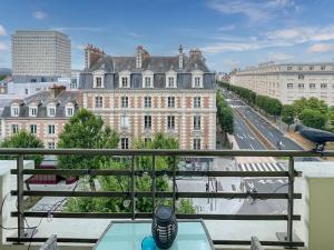 d'un balcon avec vue sur le bâtiment. dans l'établissement L'artiste - Centre ville - Gare - Spacieux, à Rennes