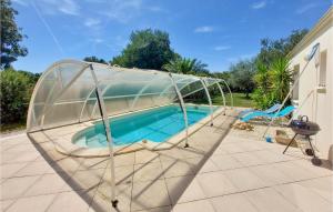 una piscina con una cúpula de cristal alrededor en Nice Home In Sainte-gemme-la-plaine With Private Swimming Pool, Can Be Inside Or Outside, en Sainte-Gemme-la-Plaine