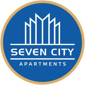 Una señal azul que dice siete apartamientos de la ciudad en Seven City Apartments en Semey