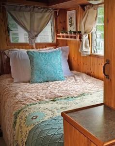 Giường trong phòng chung tại Vintage Minnow for 2 Houseboat