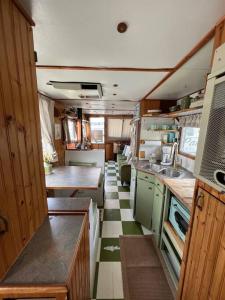 Nhà bếp/bếp nhỏ tại Vintage Minnow for 2 Houseboat +10 ảnh