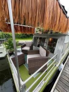 Khu vực ghế ngồi tại Vintage Minnow for 2 Houseboat