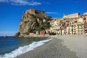 Blick auf einen Strand mit Häusern auf einem Berg in der Unterkunft Campolo Apartment in Reggio di Calabria