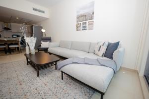 O zonă de relaxare la Newly furnished, spacious and modern 1BR in DIFC