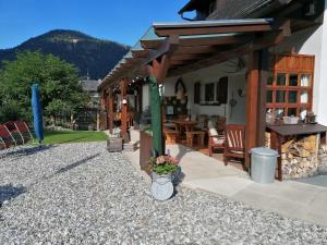 eine Terrasse eines Hauses mit einem Tisch und Stühlen in der Unterkunft Haus Holunder Weissbriach in Weissbriach