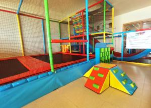 una zona de juegos cubierta para niños con gimnasio en Mishol Bodas Hotel & Beach Club Privado en Acapulco