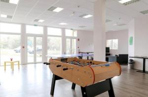 una mesa de futbolín en una habitación vacía en Studio Piscine Honfleur Deauville, en Équemauville