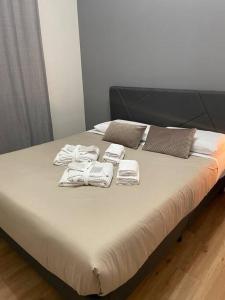 een bed met handdoeken en kussens erop bij Cucchiari Suite 1A in Modena