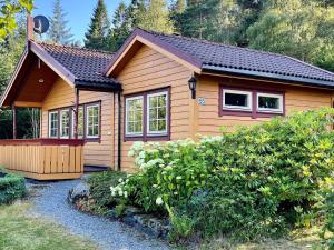 une petite maison en bois avec un jardin dans l'établissement Holiday home MOSTERHAMN V, à Mosterhamn