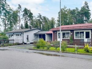 Sandsjöfors的住宿－Holiday home SANDSJÖFORS，街道边的一排房子