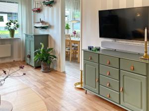 Sandsjöfors的住宿－Holiday home SANDSJÖFORS，客厅配有梳妆台和电视机