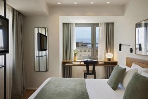 テッサロニキにあるNoa Hotelのベッドルーム1室(ベッド1台、窓のあるデスク付) +37枚の写真