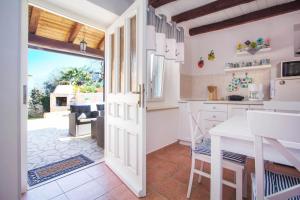 una cocina con una puerta que conduce a un patio en Casa Rustica Funtana, en Funtana