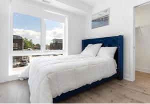 Un pat sau paturi într-o cameră la Luxury Suite 4mins To Falls