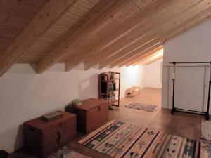 uma sala de estar com tectos em madeira e piso em madeira em Villa Elsa em San Juan de la Arena