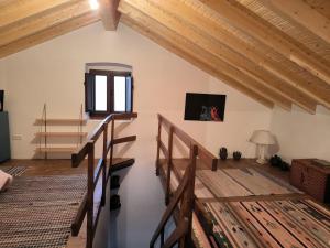 uma sala de estar com tectos de madeira e escadas de madeira em Villa Elsa em San Juan de la Arena
