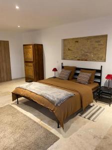 sypialnia z dużym łóżkiem i komodą w obiekcie Bastide de la madeleine w mieście Pougnadoresse