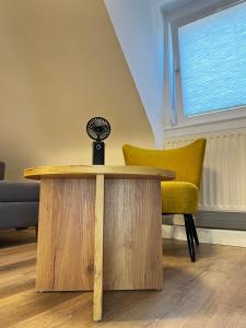 ガッゲナウにあるCity-Designapartmentのテーブル(上部にファンと椅子2脚付) +39枚の写真