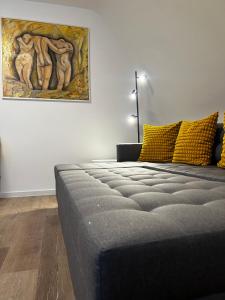 a bed in a room with a painting on the wall at City-Designapartment in Gaggenau