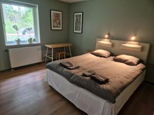 A bed or beds in a room at Lantlig villa utanför Uppsala